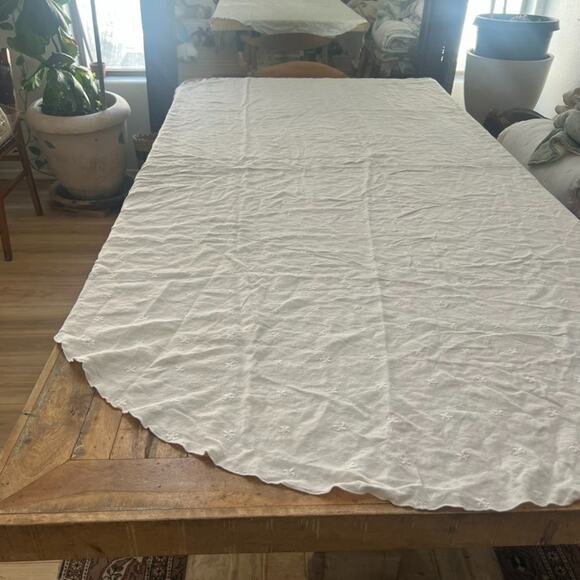 Vintage White Fleur De Lis Embroidered Linen Tablecloth Oval 58" x 90” - Picture 6 of 10